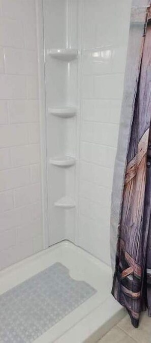 Doccia, asciugacapelli, asciugamani, sapone