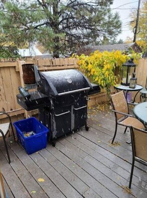 Outdoor dining - Cozy Native American Village!
HOT TUB!
PET FRIENDLY!
Fenced-in yards! (Rifle)