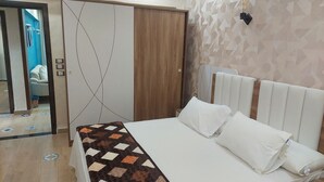 Un dormitorio con cama, armario y espejo.