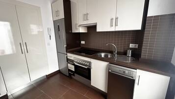 Een magnetron, een oven, een kookplaat, een vaatwasser