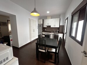 Een microgolfoven, een oven, een kookplaat, een vaatwasser