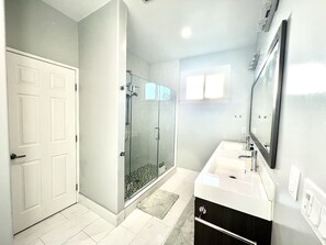 Shower, hair dryer, towels, soap - Peaceful 3bed3bath 2300sqft Home Centrally Located in Heart of Silicon Valley (Santa Clara)