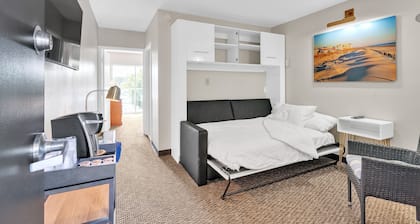 Cape Suites Room 6 - Free Parking!