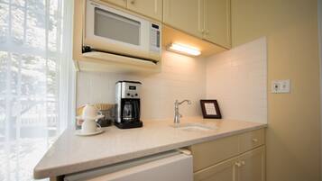 Réfrigérateur, micro-ondes, lave-vaisselle, cafetiÚre/bouilloire