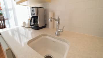 Réfrigérateur, micro-ondes, lave-vaisselle, cafetiÚre/bouilloire