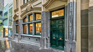 A historic building with a green door and large windows, number 464 on the facade. - Stunning City Views 2B2B apt in CBD (Melbourne)