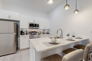 Fridge, microwave, oven, stovetop - Stylish dog-friendly townhouse with private pool, lanai, AC, & W/D (Davenport)