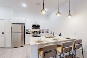 Kylskåp, mikrovågsugn, ugn och spishäll