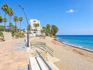 Beach nearby - Cubo's Estepona Oceanview Apartment & Free Parking / beachfront / free wifi / parking included (Estepona)