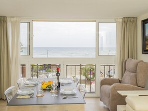 Dining - Cubo's Estepona Oceanview Apartment & Free Parking / beachfront / free wifi / parking included (Estepona)