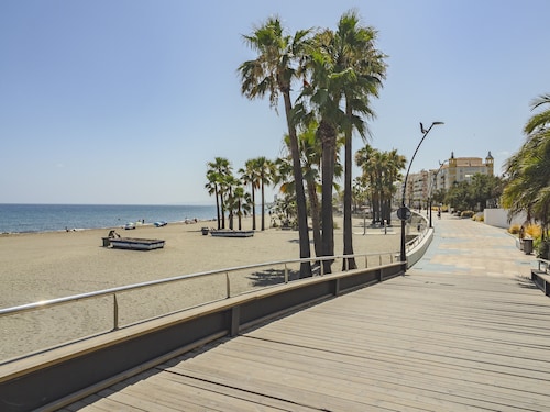 Cubo's Estepona Oceanview Apartment & Free Parking / beachfront / free wifi / parking included