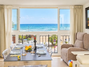 Dining - Cubo's Estepona Oceanview Apartment & Free Parking / beachfront / free wifi / parking included (Estepona)