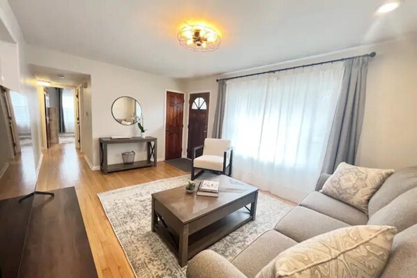 Smart TV, books - Private 3BR, 1 BA, 2 Garage, Fenced Yard, Central KC location Quiet Neighborhood (Prairie Village)