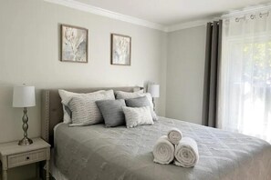 3 bedrooms, desk, iron/ironing board, travel cot - Private 3BR, 1 BA, 2 Garage, Fenced Yard, Central KC location Quiet Neighborhood (Prairie Village)