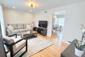 Smart TV, books - Private 3BR, 1 BA, 2 Garage, Fenced Yard, Central KC location Quiet Neighborhood (Prairie Village)