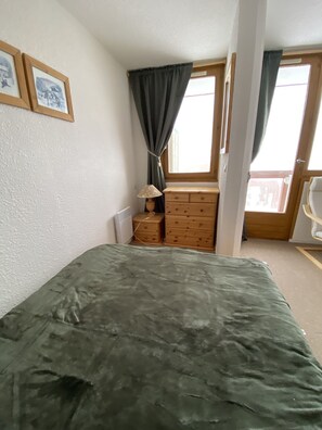 2 chambres, fer et planche à repasser, Wi-Fi gratuit, draps fournis
