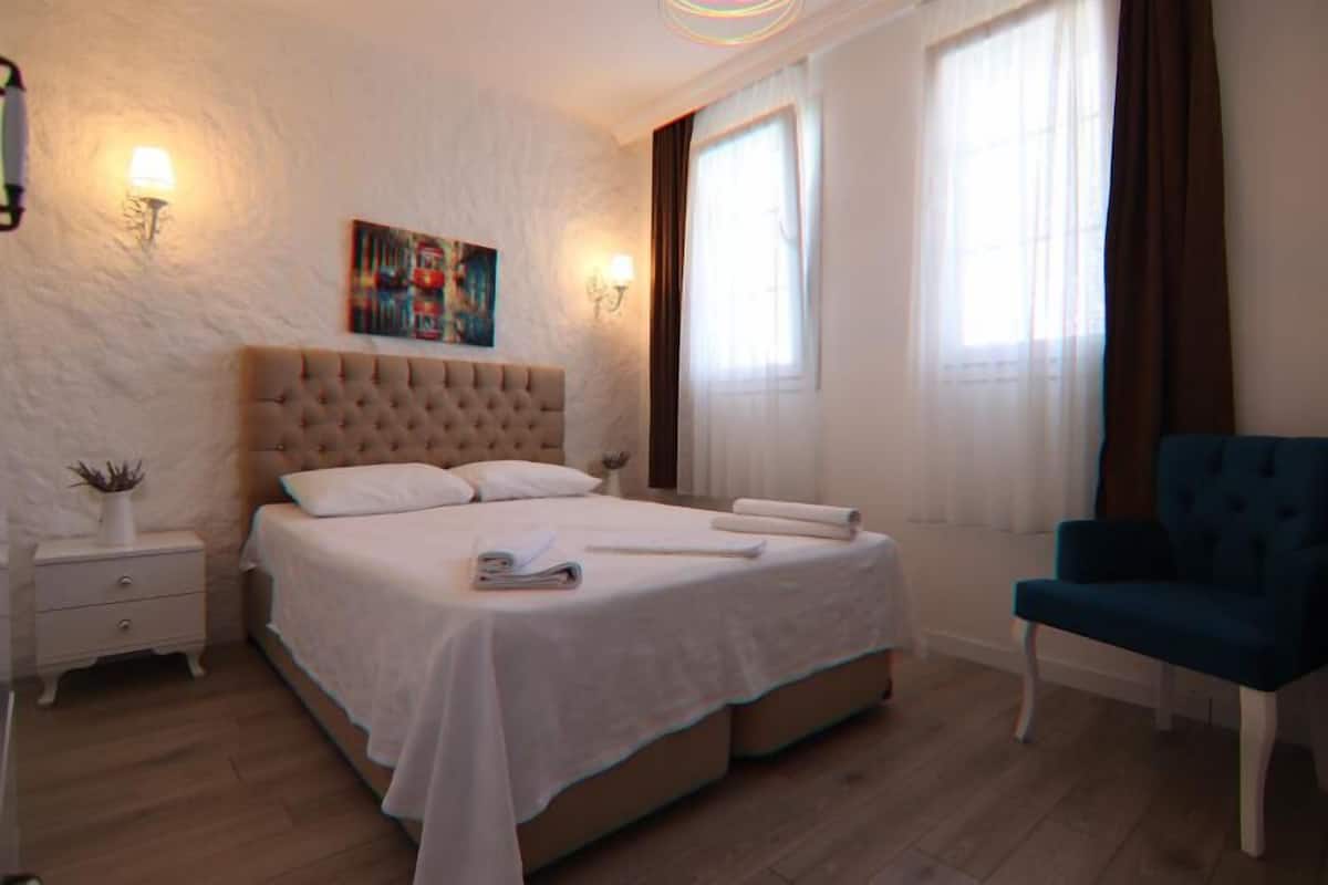 Economy kamer | Luxe beddengoed, een minibar, een bureau, een laptopwerkplek