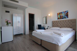 Habitación estándar, 1 cama matrimonial, para no fumadores, vista al jardín | Ropa de cama de alta calidad, minibar y escritorio