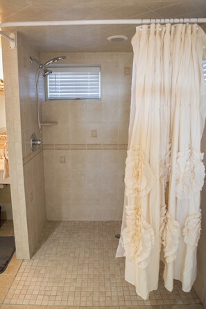 Shower, towels, toilet paper - Charming Stable Cottage Located on West Manor Estate (Forest)