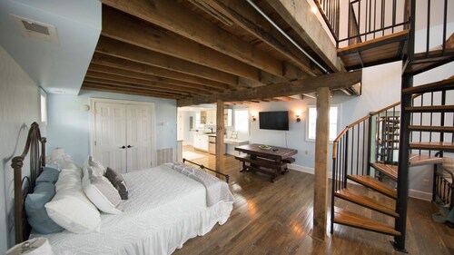 Charming Stable Cottage Located on West Manor Estate