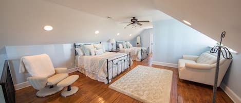 2 chambres, coffres-forts dans les chambres, draps fournis