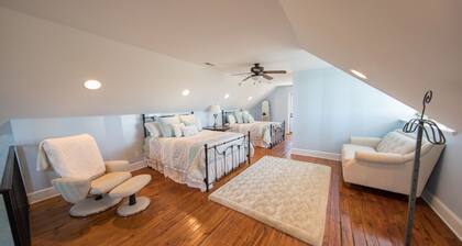 Charming Stable Cottage Located on West Manor Estate
