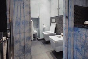 Haartrockner, Handtücher, Seife, Toilettenpapier