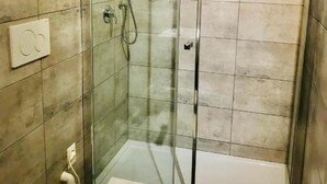 Deluxe Room | Bathroom - Abagnale Home Montecitorio (Rome)