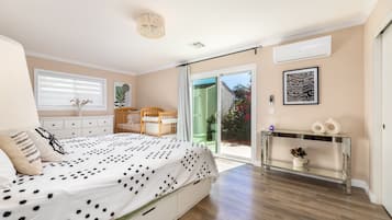 3 chambres, bureau, fer et planche à repasser, lit de bébé portatif