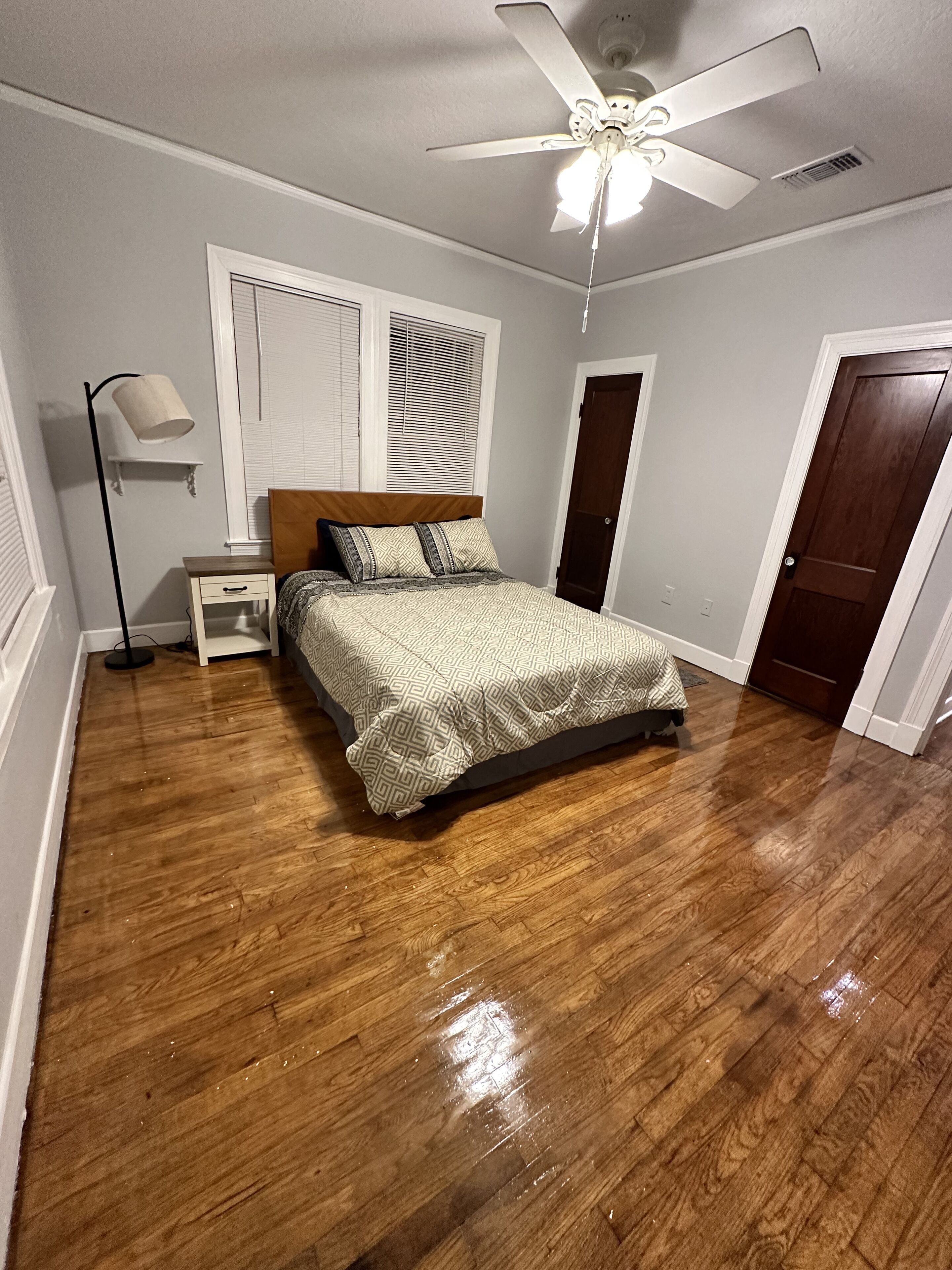 2 habitaciones, escritorio, tabla de planchar con plancha y wifi gratis 