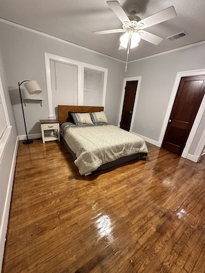 2 Schlafzimmer, Schreibtisch, Bügeleisen/Bügelbrett, kostenloses WLAN