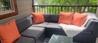 Lakeside Mountain Retreat - 3br, 2 bathroom beachfront condo with pool & hot tub