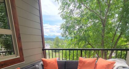 Lakeside Mountain Retreat - 3br, 2 bathroom beachfront condo with pool & hot tub