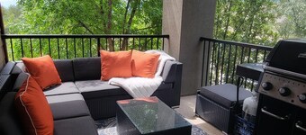Lakeside Mountain Retreat - 3br, 2 bathroom beachfront condo with pool & hot tub