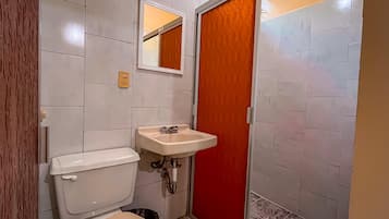 Deluxe Single Room | Bathroom | Shower, free toiletries, towels, soap