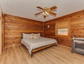3 bedrooms, in-room safe, travel cot, free WiFi