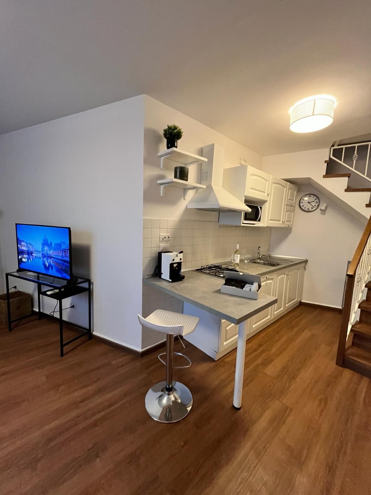 Frigorifero, microonde, piano cottura, lavastoviglie