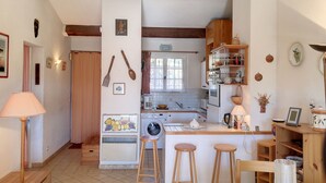 Coffee/tea maker, fridge, microwave, oven - APPARTEMENT ARIELLE (Le Plan-de-la-Tour)