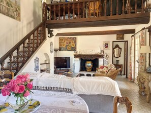 TV, fireplace - VILLA LE MAS DE LA FORGE (Le Plan-de-la-Tour)