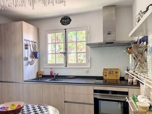 Fridge, microwave, oven, stovetop - VILLA LE MAS DE LA FORGE (Le Plan-de-la-Tour)