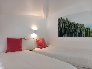 2 bedrooms, iron/ironing board, free WiFi