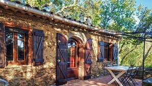 Outdoor dining - LE CABANON DANS LA FORET (La Garde-Freinet)