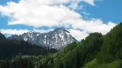 Wild West Rockies! 
PET FRIENDLY!
2 Fenced-in yards!
JACUZZI HOT TUB!
