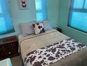 1 bedroom, desk, WiFi