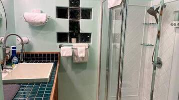 Ducha, secador de pelo, toallas y jabón