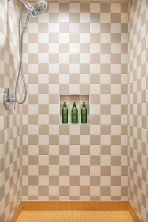 Birch Room-Two Queen | Salle de bain | Sèche-cheveux, serviettes fournies, savon, shampoing