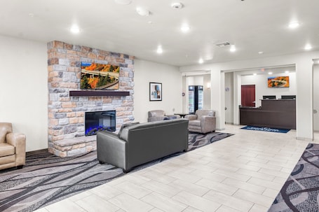 Lobby lounge. Cobblestone Hotel & Suites - Denmark/Green Bay