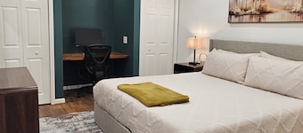 Cozy 1-bedroom/1 bath tiny home in with AC, grill, deck, laundry