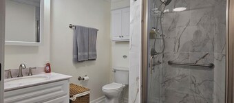 Cozy 1-bedroom/1 bath tiny home in with AC, grill, deck, laundry
