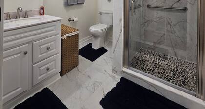 Cozy 1-bedroom/1 bath tiny home in with AC, grill, deck, laundry